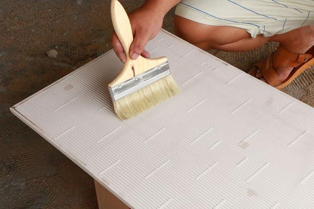 瓷磚上墻出現(xiàn)空鼓、脫落情況是什么原因?